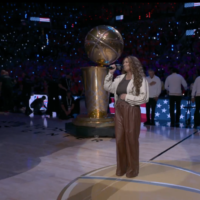 Tori Kelly annonce la finale de la NBA 2026 avec une « bannière étoilée » immaculée : regardez