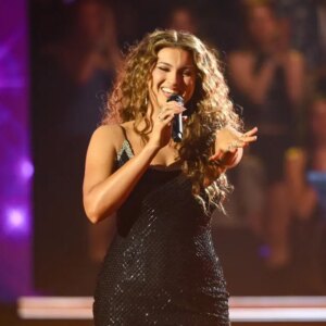 Tori Kelly explore la paix et la parentalité dans « Dieu doit vraiment m&rsquo;aimer » : diffusez-le maintenant