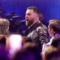 Travis Kelce rejoint Chris Lake, qui a remixé « Opalite » de Taylor Swift, sur scène à Los Angeles