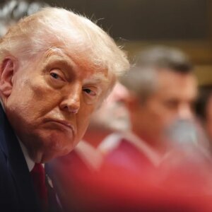 Trump s&rsquo;en prend au juge fédéral « haineux » qui a bloqué l&rsquo;ajout de son nom au Kennedy Center