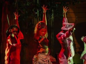 Une énergie spirituelle et vocale non-stop dans « (prier) » au Baltimore Center Stage