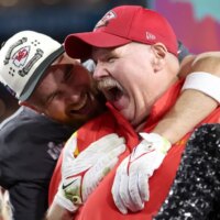 Voici ce que l&rsquo;entraîneur des Chiefs Andy Reid dit qu&rsquo;il recevra Travis Kelce comme cadeau de mariage : « Il sera aussi heureux que possible »