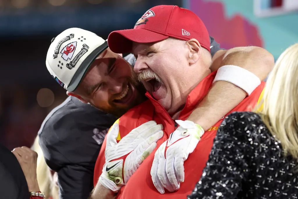 Voici ce que l'entraîneur des Chiefs Andy Reid dit qu'il recevra Travis Kelce comme cadeau de mariage : "Il sera aussi heureux que possible"