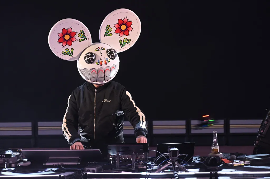 deadmau5 agrandit sa famille de la manière la plus ronronnante – en adoptant un nouveau chat qu'il a aidé
