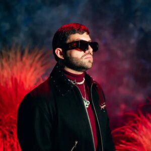Luis R. Conriquez décompose 5 morceaux essentiels de son nouvel album « Muchacho Alegre »