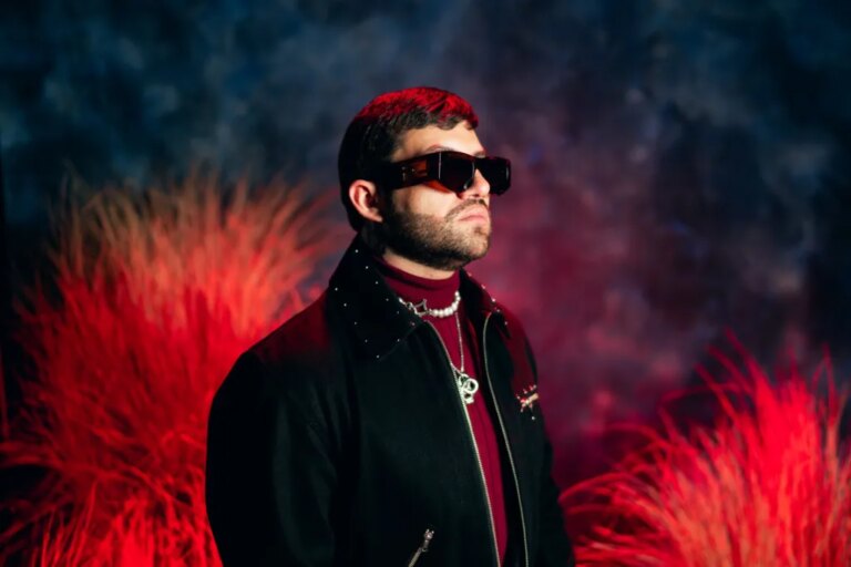 Luis R. Conriquez décompose 5 morceaux essentiels de son nouvel album « Muchacho Alegre »