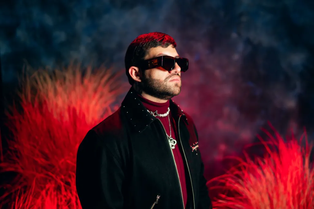 Luis R. Conriquez décompose 5 morceaux essentiels de son nouvel album « Muchacho Alegre »