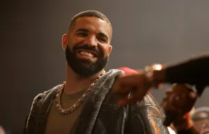 Drake s'exprime sur scène lors de son battle de rap Til Death Do Us Part, le 30 octobre 2021, à Long Beach, en Californie.