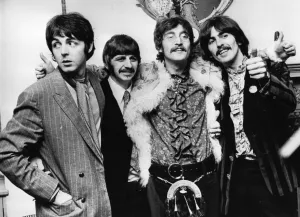 Les Beatles célèbrent la fin de leur album 'Sgt. Pepper's Lonely Hearts Club Band' lors d'une conférence de presse le 19 mai 1967, au domicile de leur directeur de l'époque, Brian Epstein, à l'ouest de Londres.