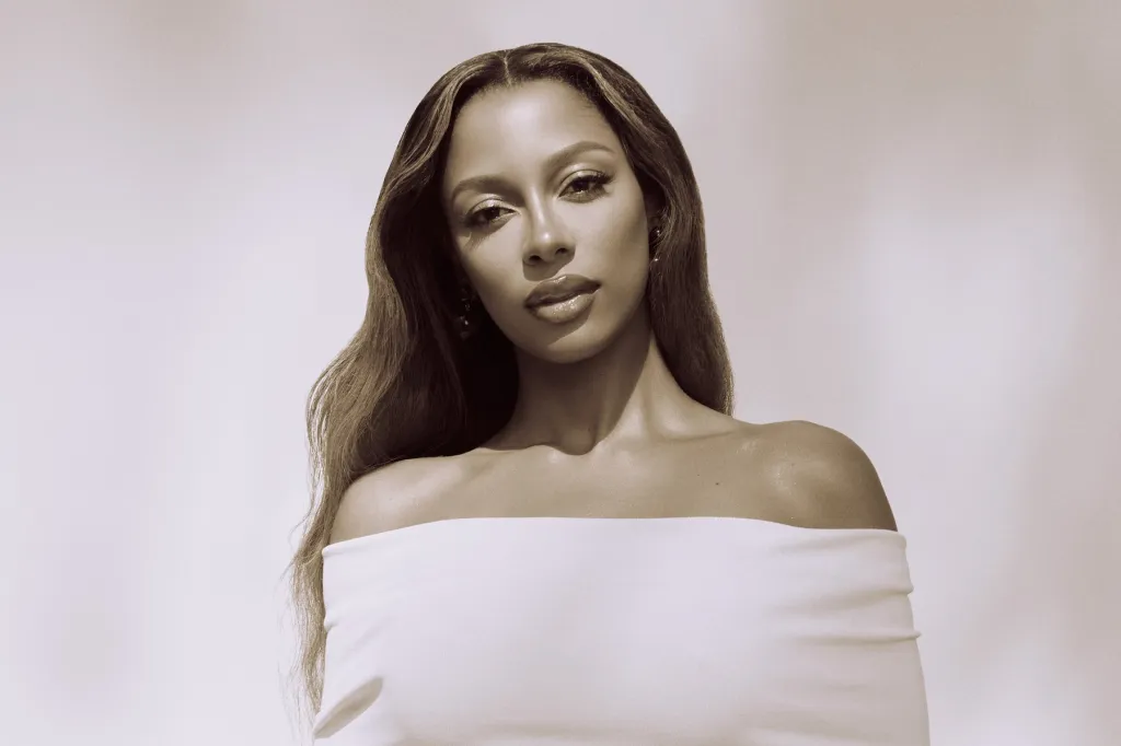 Victoria Monét annonce la date de sortie de « Frequency of Love » et sort le single « Reach Out » produit par Kaytranada