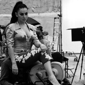 Charli XCX dirige l&rsquo;action dans le clip vidéo « Camera » avec Vincent Cassel
