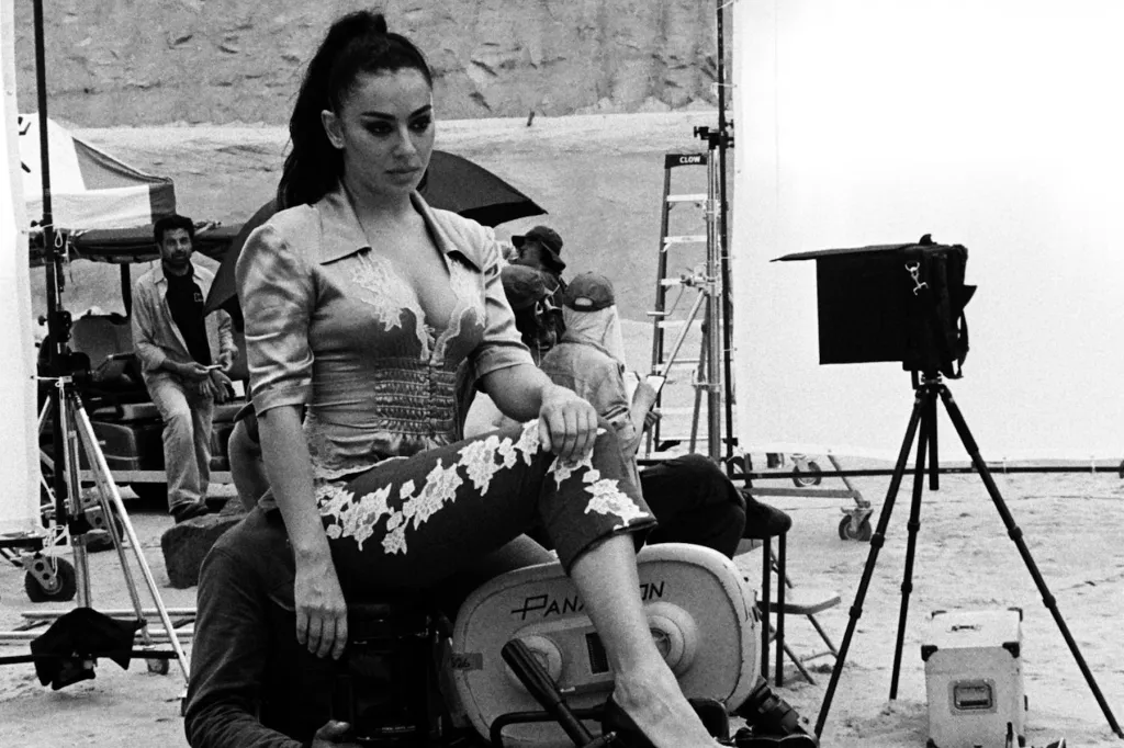 Charli XCX dirige l'action dans le clip vidéo "Camera" avec Vincent Cassel