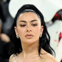 Charli XCX pose avec Martin Scorsese, Marc Jacobs et John Cale pour une couverture alternative « Musique, Mode, Film »