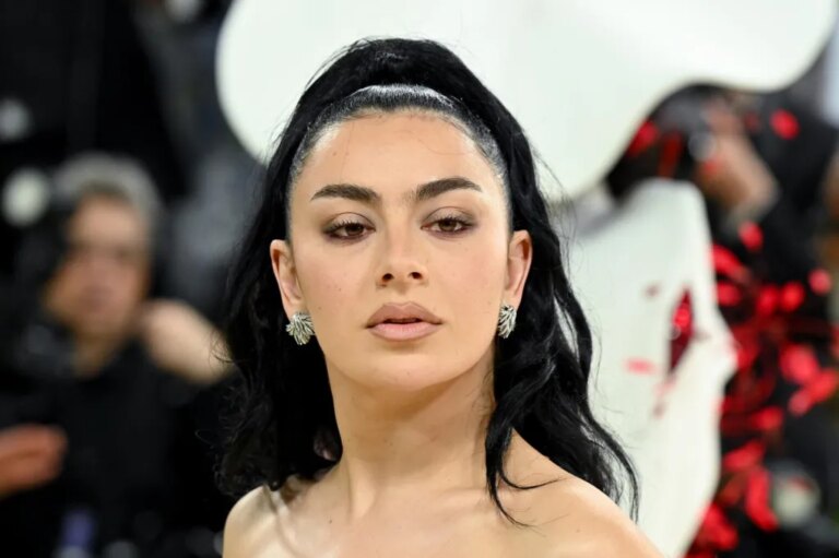 Charli XCX pose avec Martin Scorsese, Marc Jacobs et John Cale pour une couverture alternative « Musique, Mode, Film »