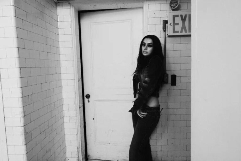 Charli XCX sort « Musique, mode, film (édition B-Sides) » sur iTunes