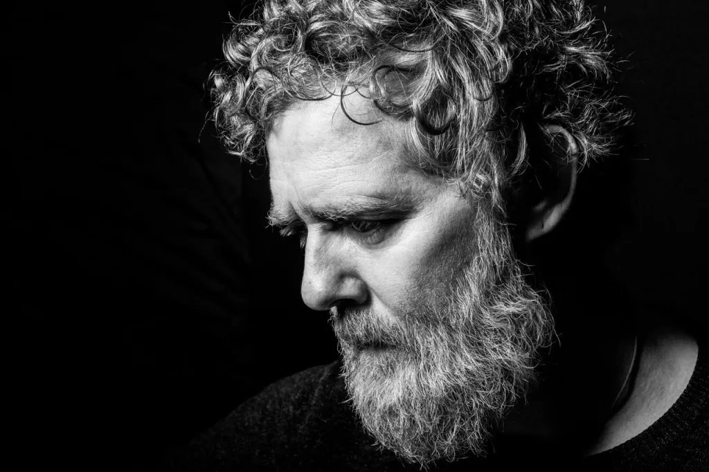 Glen Hansard, auteur-compositeur-interprète oscarisé « Once », décède dans un accident de moto à 56 ans