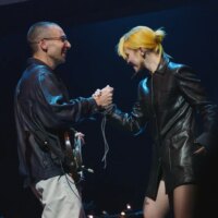Hayley Williams amène Jenny Lewis, Jack Antonoff et d&rsquo;autres invités surprises sur scène au Newport Folk Fest