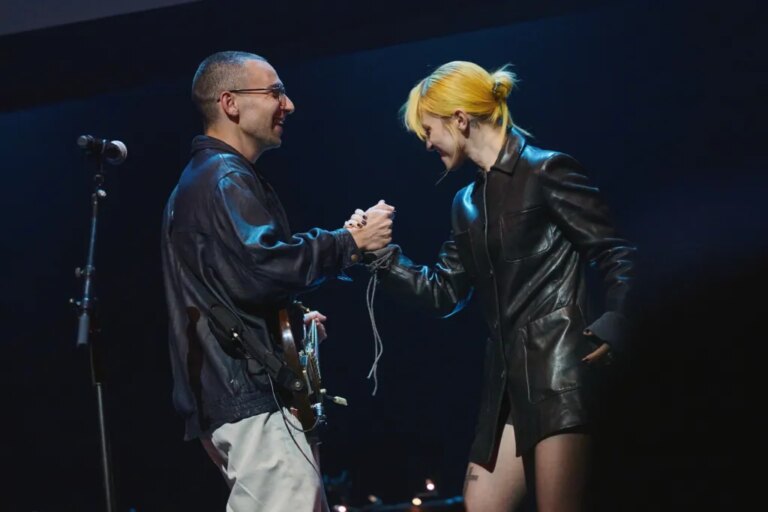Hayley Williams amène Jenny Lewis, Jack Antonoff et d&rsquo;autres invités surprises sur scène au Newport Folk Fest
