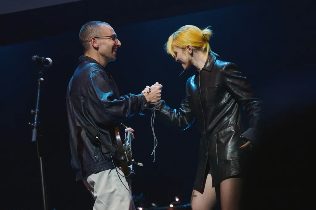 Hayley Williams amène Jenny Lewis, Jack Antonoff et d'autres invités surprises sur scène au Newport Folk Fest