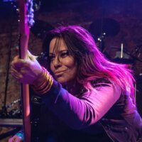 Jennifer Finch, bassiste de L7 et figure punk de Los Angeles, décède à 59 ans