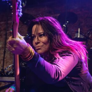 Jennifer Finch, bassiste de L7 et figure punk de Los Angeles, décède à 59 ans