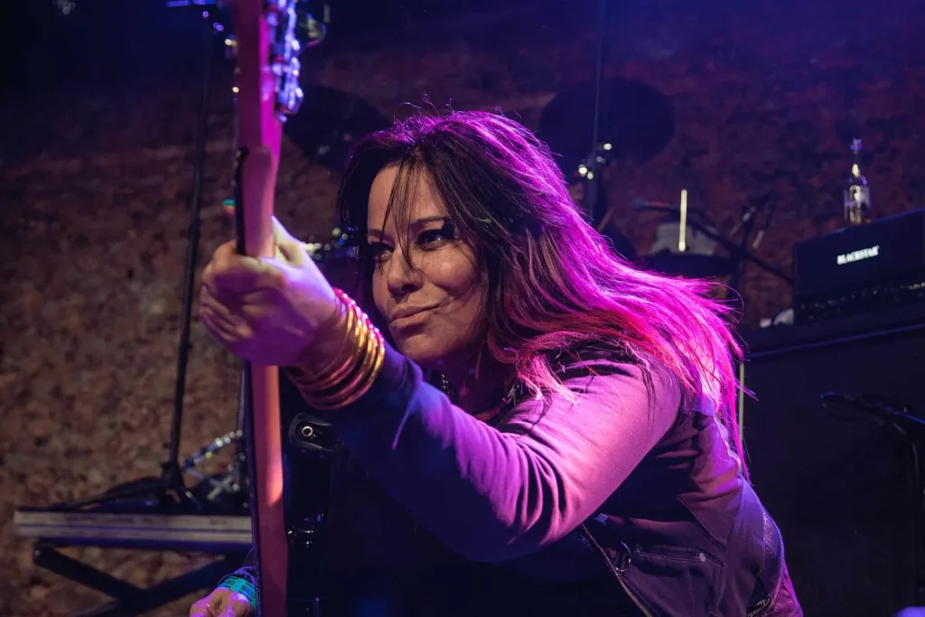 Jennifer Finch, bassiste de L7 et figure punk de Los Angeles, décède à 59 ans