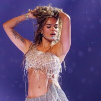 Karol G donne le coup d’envoi du Viajando Por El Mundo Tropitour 2026 : setlist complète