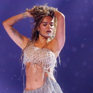 Karol G donne le coup d’envoi du Viajando Por El Mundo Tropitour 2026 : setlist complète