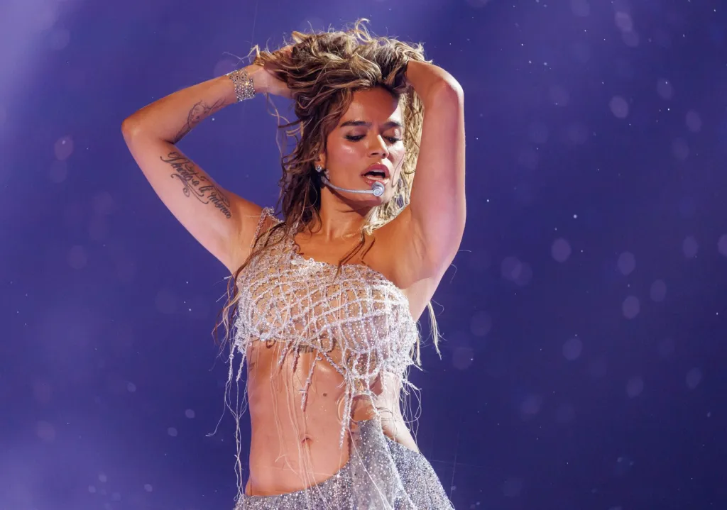Karol G donne le coup d’envoi du Viajando Por El Mundo Tropitour 2026 : setlist complète