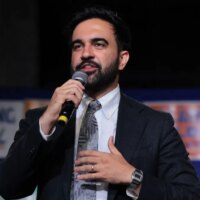 Le maire de New York, Zohran Mamdani, révèle que « The Blueprint » de Jay-Z était son tout premier CD et confirme « une atteinte à la sécurité » lors d&rsquo;un concert au Yankee Stadium