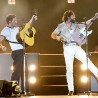 Niall Horan et Thomas Rhett reprennent « Choosin&rsquo; Texas » d&rsquo;Ella Langley à Nashville