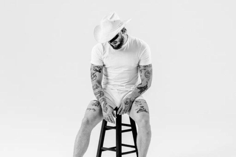 Orville Peck parle de sa tentative de suicide avant d&rsquo;annuler sa tournée 2023 : « Un grand tournant pour moi »
