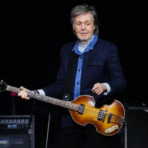 Paul McCartney fait revivre le classique des Beatles au mariage de Taylor Swift et Travis Kelce