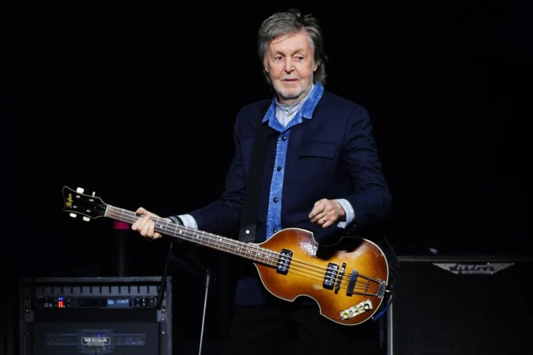 Paul McCartney fait revivre le classique des Beatles au mariage de Taylor Swift et Travis Kelce