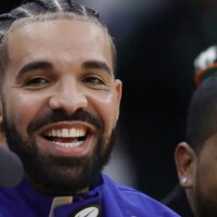 Regardez Drake Freestyle au 28e anniversaire de la star de la NBA Shai Gilgeous-Alexander : « 2 sur le maillot, mais nous sommes là pour le 1 »