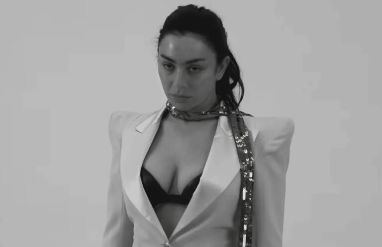 Regardez le film théâtral complet de Charli XCX qui accompagne son nouvel album « Musique, Mode, Film »