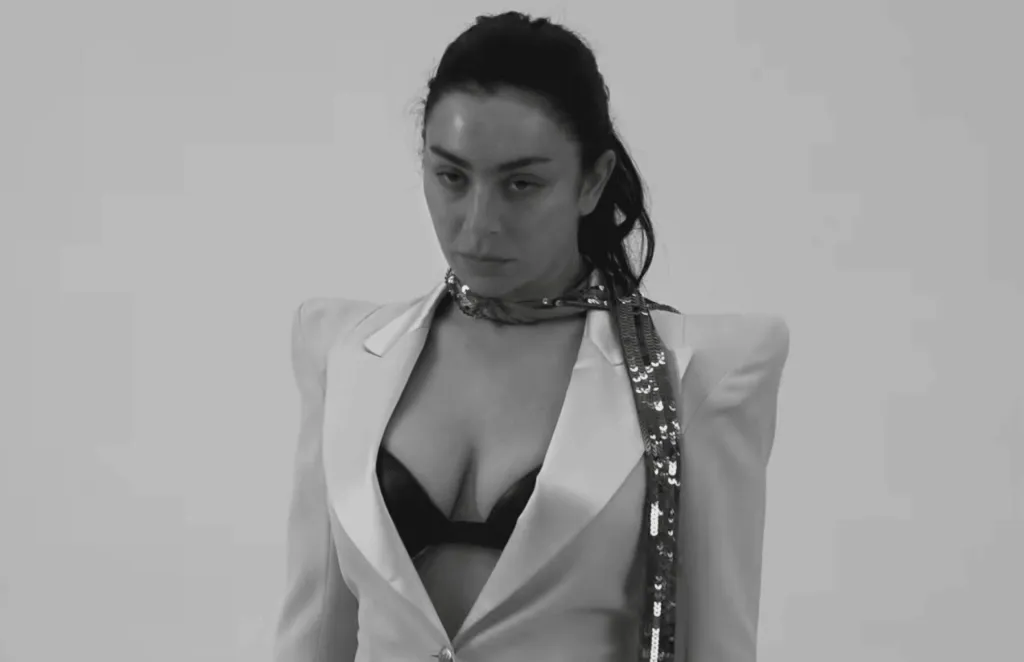 Regardez le film théâtral complet de Charli XCX qui accompagne son nouvel album « Musique, Mode, Film »