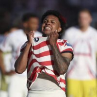 Regardez l&rsquo;équipe masculine de football des États-Unis célébrer sa victoire à élimination directe en Coupe du monde avec la chanson « Choosin&rsquo; Texas » d&rsquo;Ella Langley