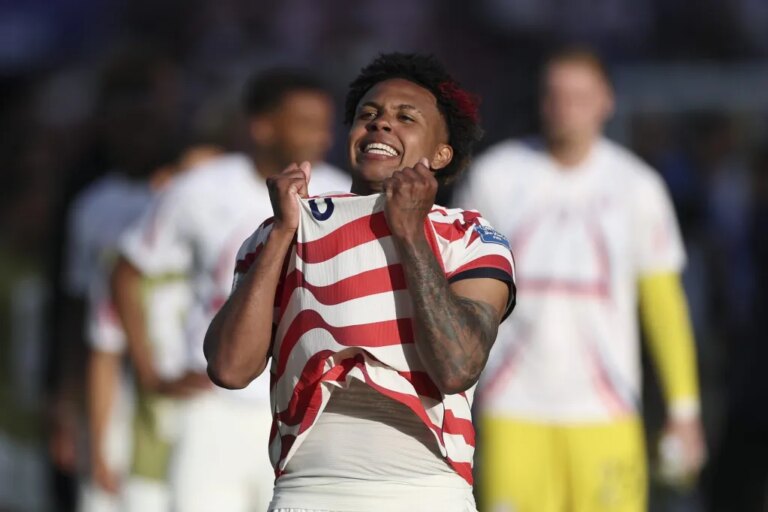 Regardez l&rsquo;équipe masculine de football des États-Unis célébrer sa victoire à élimination directe en Coupe du monde avec la chanson « Choosin&rsquo; Texas » d&rsquo;Ella Langley
