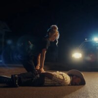 Regardez un Riley Green surservi (et son corgi bien-aimé) dans le nouveau clip ivre de « Think as You Drunk »