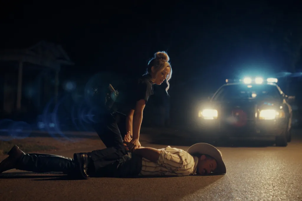 Regardez un Riley Green surservi (et son corgi bien-aimé) dans le nouveau clip ivre de "Think as You Drunk"