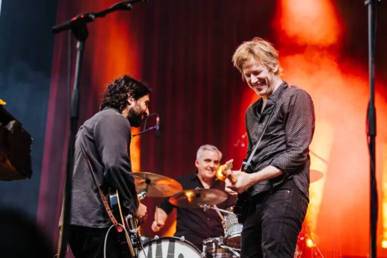 Spoon fait venir Hamilton Leithauser pour couvrir un classique du rock de 1957 au SummerStage