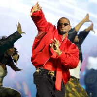 Usher arrête une rencontre torride sur scène après qu&rsquo;un fan semble mal à l&rsquo;aise au spectacle de Nashville