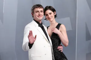 Paul Mescal et Gracie Abrams à la Vanity Fair Oscar Party 2026 qui s'est tenue au Los Angeles County Museum of Art le 15 mars 2026 à Beverly Hills, en Californie.