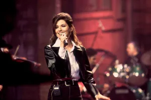 Shania Twain se produit sur scène lors d'une balance pour son apparition au David Letterman Show, New York, New York, le 26 février 1996.