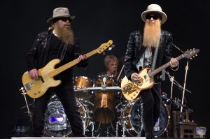 Dusty Hill, Frank Beard et Billy Gibbons de ZZ Top se produisent sur la scène Pyramid lors du festival de Glastonbury à Worthy Farm, Pilton, le 24 juin 2016, à Glastonbury, en Angleterre.