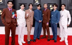 (De gauche à droite) V, Suga, Jin, Jungkook, RM, Jimin et J-Hope de BTS assistent à la 64e édition des GRAMMY Awards au MGM Grand Garden Arena le 3 avril 2022 à Las Vegas, Nevada.