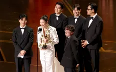 Yuhan, EJAE, ZHUN, Mark Sonnenblick, NHD et 24 acceptent le prix de la chanson originale pour "Chasseurs de démons KPop" sur scène lors de la 98e cérémonie des Oscars au Dolby Theatre le 15 mars 2026 à Hollywood, Californie.