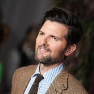 Adam Scott révèle l&rsquo;impression que le mariage de Taylor Swift et Travis Kelce lui a laissée