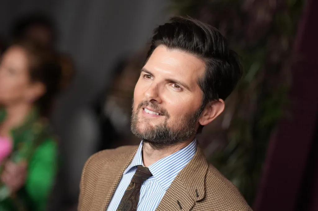 Adam Scott révèle l'impression que le mariage de Taylor Swift et Travis Kelce lui a laissée